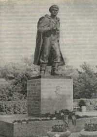 Памятник Евгению Никонову в таллинском парке Кадриорг --- Нажмите, чтобы увеличить.